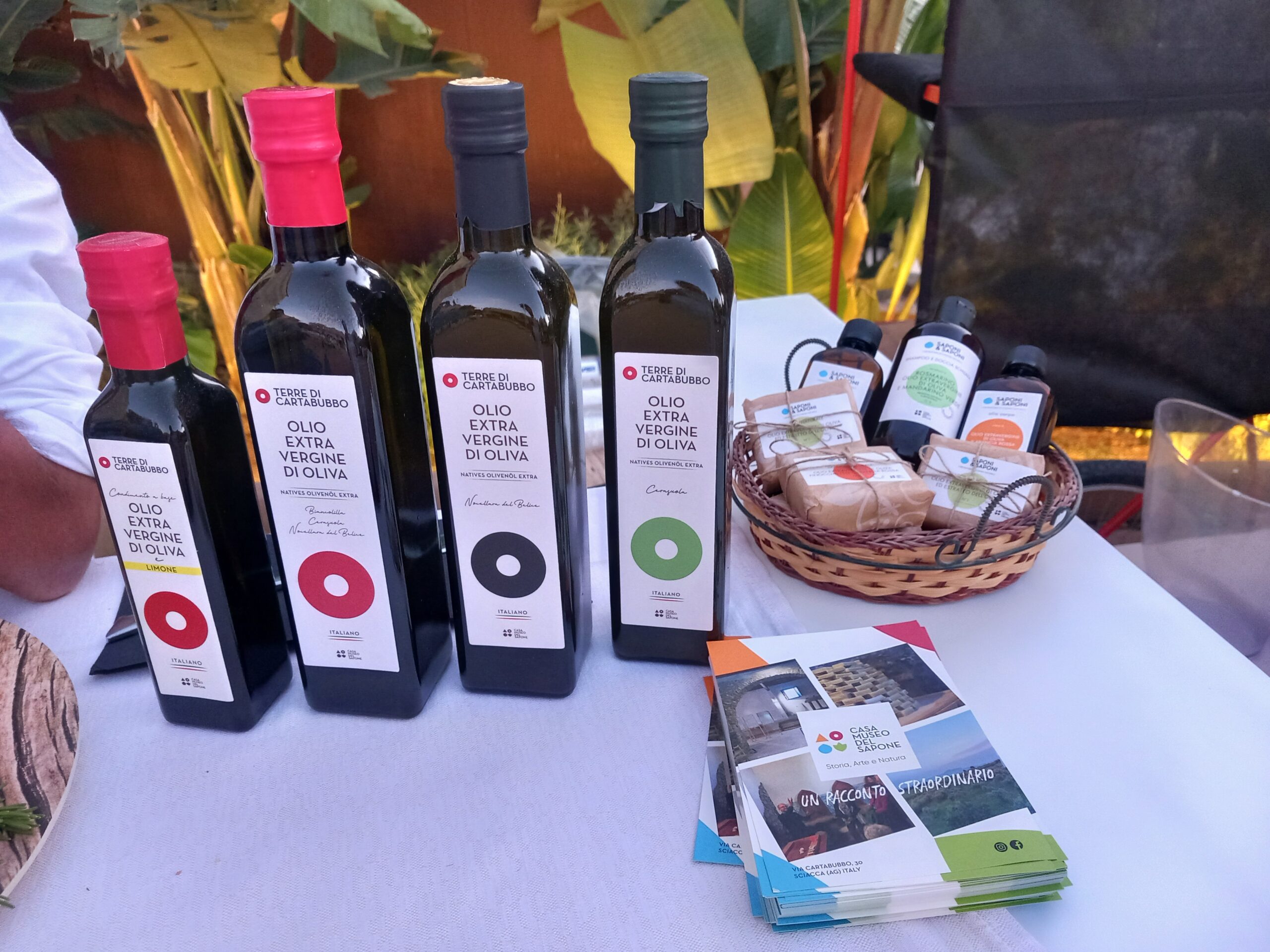 Olio EVO Terre di Cartabubbo e prodotti Saponi & Saponi della Casa Museo del Sapone al Sicilytude Gin Day di Ribera