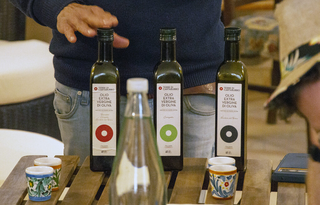 Bottiglie di olio monocultivar Terre di Cartabubbo a Sciacca